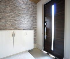 同仕様写真。たっぷり収納できるシューズボックスです。家族全員の靴がきれいに整頓できます。棚の上にお花や写真を飾っても良いですね。