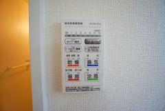 雨の日の洗濯も安心できる浴室暖房乾燥機付き浴室。リモコンで操作もボタン1つで簡単。 浴室暖房乾燥機には、暖房、乾燥、涼風、換気の4つの機能が付いています。タイマー付きです。