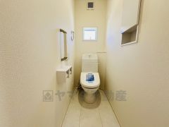 温水洗浄機付トイレです。節水機能もあるので、安心して使えますね。もちろん、1階2階の2ヶ所にトイレがあるので、忙しい朝にもゆとりができますね。