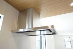 コンロ上には換気扇完備＾＾すぐ横に小窓が設けられているので、換気扇と合わせてWで換気できます＾＾