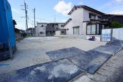 カースペースは停めやすい並列駐車3台付き。大型バイクや自転車も置ける広さです＾＾ 急な来客時も安心です＾＾