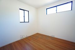 2面採光を確保した明るい室内は、風通しも良く、大変居心地の良い空間となっております。爽やかな風を感じて起きる朝は、快適生活の始まりに。