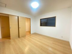 住む人のこだわりを活かす洋室＾＾日当たりがよく、寝室としての利用もおすすめ。広めのクローゼットもあり荷物もすっきり片付けれ、ゆとりのある暮らしが出来ます＾＾