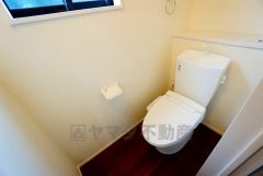 ウォシュレット付トイレです。節水機能もあるので、安心して使えますね。もちろん、1階2階の2ヶ所にトイレがあるので、忙しい朝にもゆとりができますね。