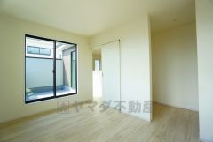 住む人のこだわりを活かす洋室＾＾日当たりがよく、寝室としての利用もおすすめ。広めのクローゼットもあり荷物もすっきり片付けれ、ゆとりのある暮らしが出来ます＾＾