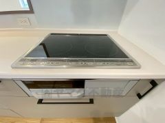 お手入れのしやすいIHクッキングヒーターです。 3口コンロなので、効率よくお料理が楽しめます。毎日のお料理も楽しくなりますね＾＾