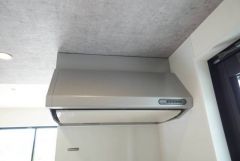 調理により発生する油煙や臭いを吸い込み、屋外へ排気してくれます。