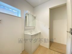 三面鏡裏収納付き洗面化粧台です＾＾ 鏡の裏に歯磨きセットやスキンケア用品などの収納できて便利ですね＾＾