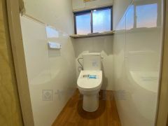 温水洗浄機付トイレです。節水機能もあるので、安心して使えますね。節水・静音設計でエネルギーを効率よく使用し省エネ。