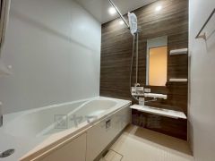 1日の疲れを癒すくつろぎのバスルーム。足を伸ばしてもゆったりと入れるサイズです。お子様と一緒にお風呂に入っても狭くないですね^^