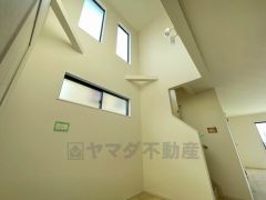 リビング上部が吹き抜けになっております。上下の空間が繋がってるので、ご家族の気配を感じられます＾＾