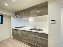 対面式カウンターキッチンでお子様の様子が見守れます。カウンタートップは耐熱性に優れており、日ごろのお掃除もふき取るだけでＯＫ。ステンレスシンクも簡単にお掃除できますよ。