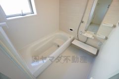 同仕様写真。1日の疲れを癒すくつろぎのバスルーム。足を伸ばしてもゆったりと入れるサイズです。お子様と一緒にお風呂に入っても狭くないですね^^