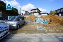 オール電化。並列駐車3台。スーパー・コンビニまで歩9分。 西鉄バス「梅大路」停まで徒歩9分。