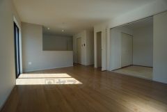 夏は強い日差しをカット、冬は暖かな遮熱高断熱型Low-Eガラスを採用。夏の強い日差しを約60%カットし、冷房効果を高めます。紫外線もカットするため紫外線による日焼けも抑制。