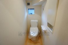 同仕様写真。温水洗浄機付トイレです。節水機能もあるので、安心して使えますね。もちろん、1階2階の2ヶ所にトイレがあるので、忙しい朝にもゆとりができますね。