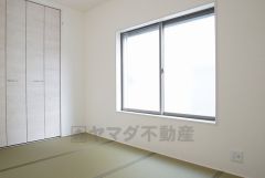 同仕様写真。リビングからの続き間として和室をご用意しました。普段はリビングとつなげて開放的なスペースとして。来客時には客間としてお使いいただけます。