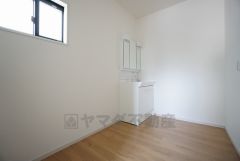 同仕様写真。収納が隠れて使いやすい、シャワー付き三面鏡洗面ドレッサーです。朝の準備もぬかりなくできます。