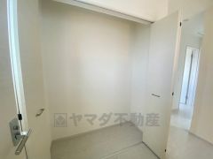廊下収納。各居室に入りきれなかった荷物や、2階で使用する日用品のストック置き場に便利です。