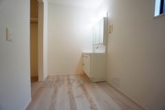 三面鏡つき洗面台。収納も一体型になっているので、ドライヤーやヘアアイロンの置き場に困りませんね。