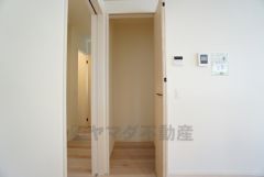 まとめ買いしてもこの収納量なら心配要らずのパントリー。調理家電や食品のストックをすっきりまとめられ、キッチン周りを広々使えます。