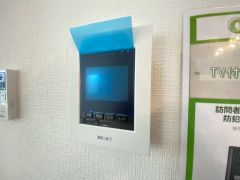 防犯性もばっちり、TVモニター付きインターフォン完備。大きなモニターで玄関先を確認できます。録画機能が付いているので不在時の訪問者も確認できて安心です^^