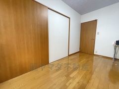 明るい洋室です。木目調のフローリングで優しい雰囲気になっています＾＾ベッドや机、ＴＶを置いてもゆとりのある広さです。