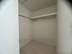 収納力豊富なウォークインクローゼット付き。洋服や小物などを1箇所にまとめて美しい収納を実現します。