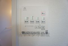 同仕様写真。浴室暖房乾燥機には、暖房、乾燥、涼風、換気の4つの機能が付いています。タイマー付きです。