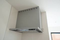 調理により発生する油煙や臭いを吸い込み、屋外へ排気してくれます。