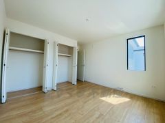 主寝室としても利用できる約8帖の洋室は南側にバルコニーがあり、日当たり良好です。温かい光の差し込むゆとりのある居室をぜひ現地にてご確認くださいませ。