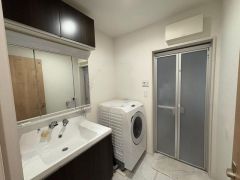 三面鏡つき洗面台。収納も一体型になっているので、ドライヤーやヘアアイロンの置き場に困りませんね。