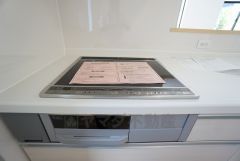 汚れてもサッとふける、お手入れのしやすいIHクッキングヒーター。オール電化なので経済的。
