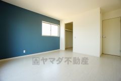 同仕様写真。主寝室としてお使いいただけそうなこちらのお部屋は、日当たりが良く、爽やかな風を感じて起きる朝は、快適生活の始まりに。