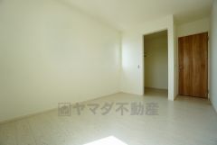 同仕様写真。住む人のこだわりを活かす洋室＾＾日当たりがよく、寝室としての利用もおすすめ。広めのクローゼットもあり荷物もすっきり片付けれ、ゆとりのある暮らしが出来ます＾＾