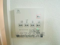雨の日の洗濯も安心できる浴室暖房乾燥機付き浴室。リモコンで操作もボタン1つで簡単。 浴室暖房乾燥機には、暖房、乾燥、涼風、換気の4つの機能が付いています。タイマー付きです。