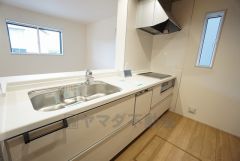 リビングやダイニングからキッチン周りが丸見えにならない対面式キッチン。テレビ鑑賞や家族との対話がしやすく、ご家族の温かい時間を演出します。