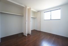 住む人のこだわりを活かす洋室＾＾日当たりがよく、寝室としての利用もおすすめ。広めのクローゼットもあり荷物もすっきり片付けれ、ゆとりのある暮らしが出来ます＾＾