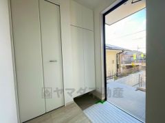 たっぷり収納できるシューズボックスです。家族全員の靴がきれいに整頓できます。