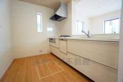 対面式カウンターキッチンでお子様の様子が見守れます。カウンタートップは耐熱性に優れており、日ごろのお掃除もふき取るだけでＯＫ。ステンレスシンクも簡単にお掃除できますよ。