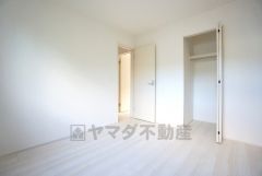 明るい洋室です。ナチュラル色のフローリングで開放的な優しい雰囲気になっています＾＾ベッドや机、ＴＶを置いてもゆとりのある広さです。