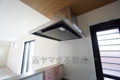 調理により発生する油煙や臭いを吸い込み、屋外へ排気してくれます。