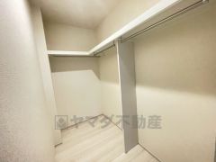 収納力豊富なウォークインクローゼット。洋服や小物などを1箇所にまとめて美しい収納を実現します。スーツケースのような大型の荷物も置けます＾＾