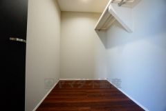 同仕様写真。収納力豊富なウォークインクローゼット付き。洋服や小物などを1箇所にまとめて美しい収納を実現します。