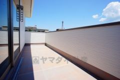 同仕様写真。南側に面した大型のバルコニーは日当たり良好です。お洗濯物も気持ちよく干せそうです。 テーブルとイスを置いてカフェタイムや日光浴、星を眺めたりも良いですね^^