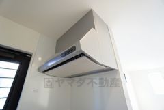 調理により発生する油煙や臭いを吸い込み、屋外へ排気してくれます。