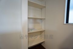 キッチン横可動棚式パントリー。食器やキッチン用品、食料品の保存に便利です＾＾可動棚式なので高さのある物もスッキリ収納できます＾＾