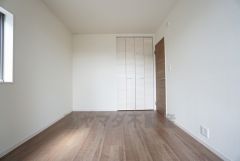 同仕様写真。木目調のシンプルデザインで落ち着きと安らぎの空間に仕上げています。各部屋に収納が完備されているので、お荷物が多くなっても安心の設計です。