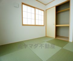 同仕様写真。リビングからの続き間として和室をご用意しました。普段はリビングとつなげて開放的なスペースとして。来客時には客間としてお使いいただけます。