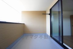 幅広のインナーバルコニーは多少の雨でも洗濯物を守ってくれ、家事を助けてくれること間違いなし。眩しすぎる日差しも和らげます。